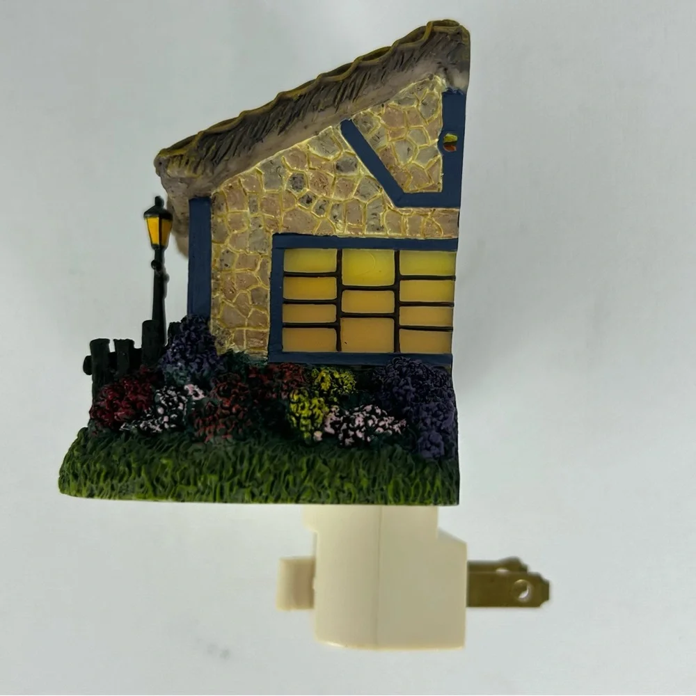 NIB -Thomas Kinkade 'Painter Of Light Candlelight Cottage' Sculpted Night Light